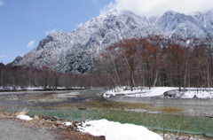 春雪の梓川河畔