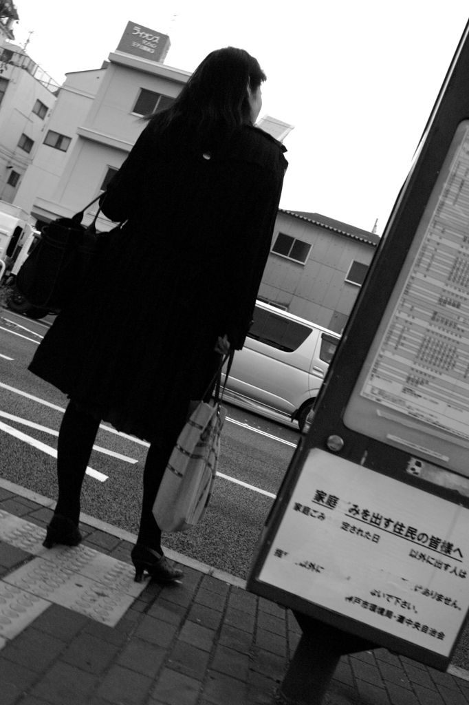 「バスまだー。遅刻しちゃうんだけど。」