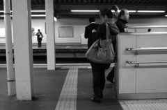 寄りかかり待つ