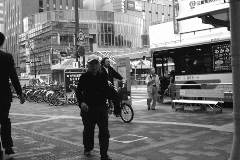 シルエットがどこか妖怪的