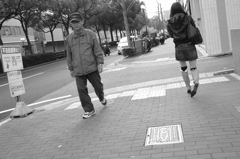 すれ違う男女