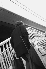 階段を上がる姿