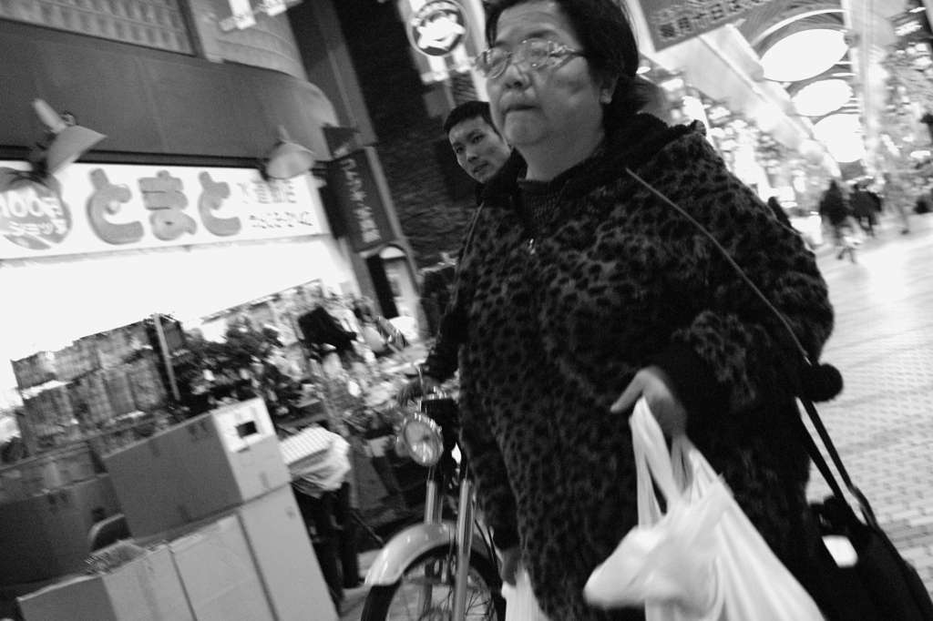 ヒョウ柄の女