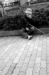 この世を呪う男