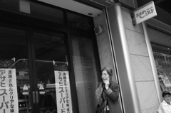 気の抜け切った表情　通話　アサヒスーパードライ