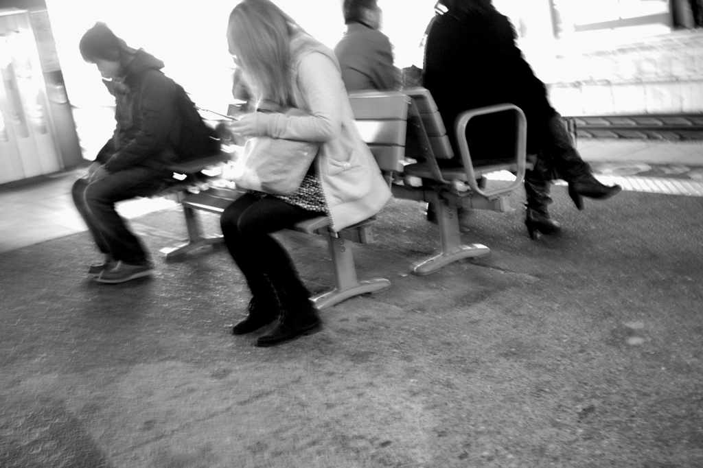 光差す朝のホーム