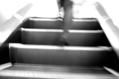 エスカレーターと女の脚