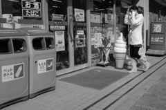 コンビニ前にて