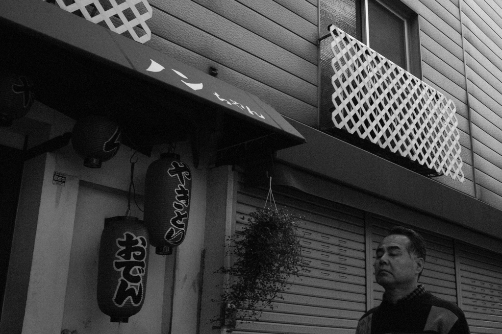 そこに残る焼き鳥の香りを楽しむ者の姿