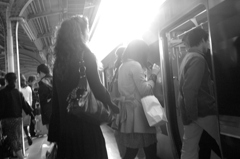 光り輝く午後のホーム