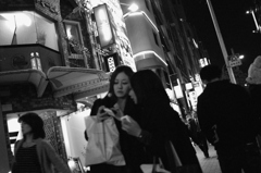 夜はこれから　女二人