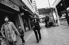 戦火を逃れる人々