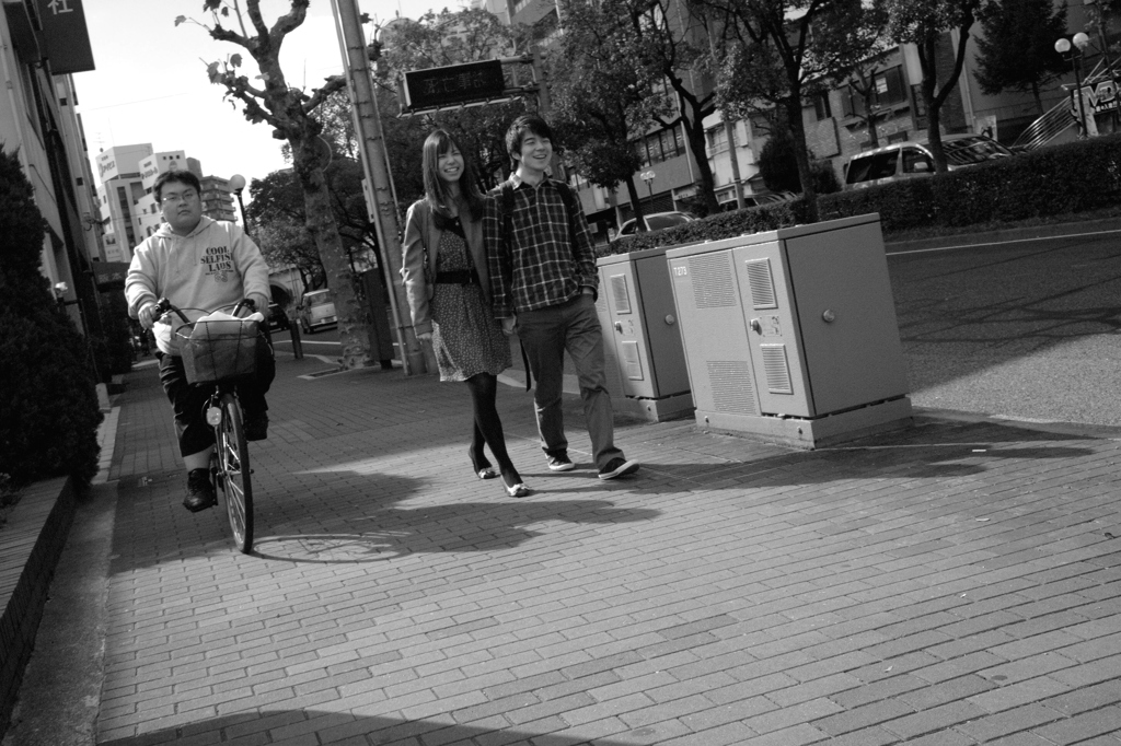 笑顔の二人と自転車の男