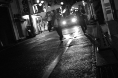 ヘッドライトと傘の二人