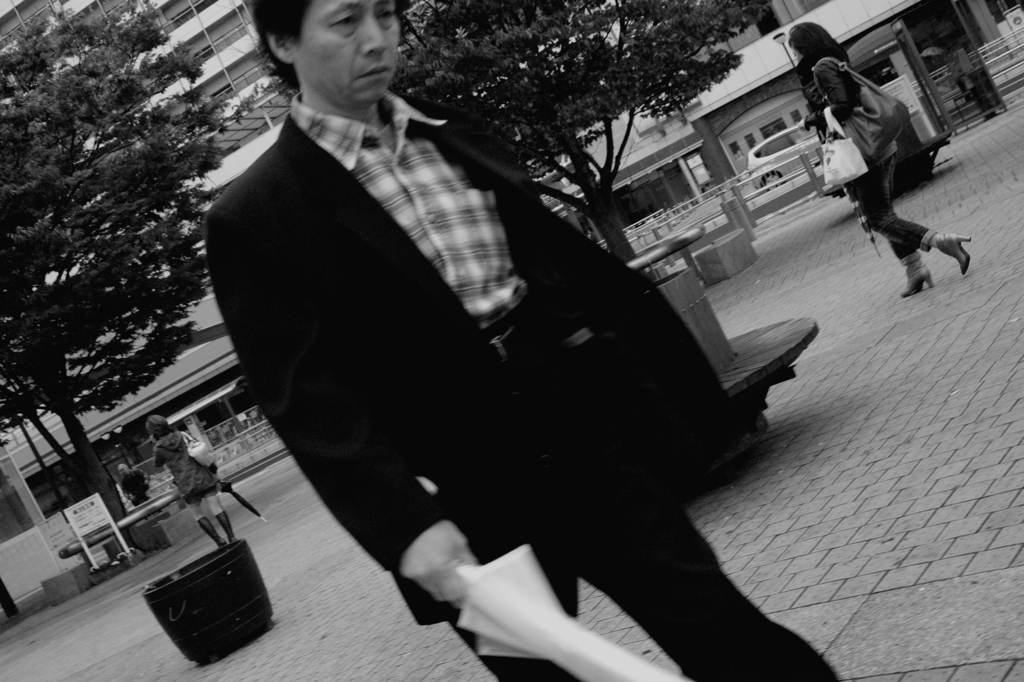 チェックシャツの男