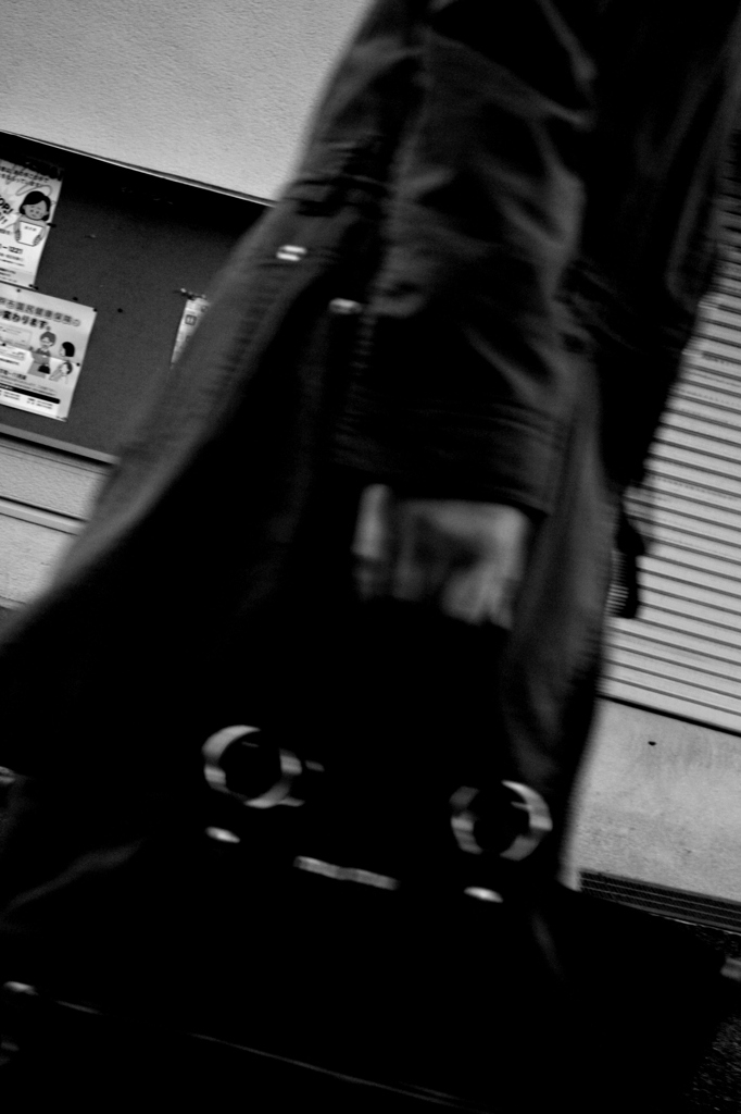 カバンを持つ手