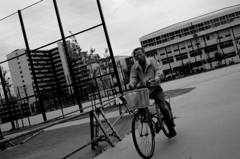 公園　老人　自転車