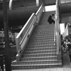 階段で働く男