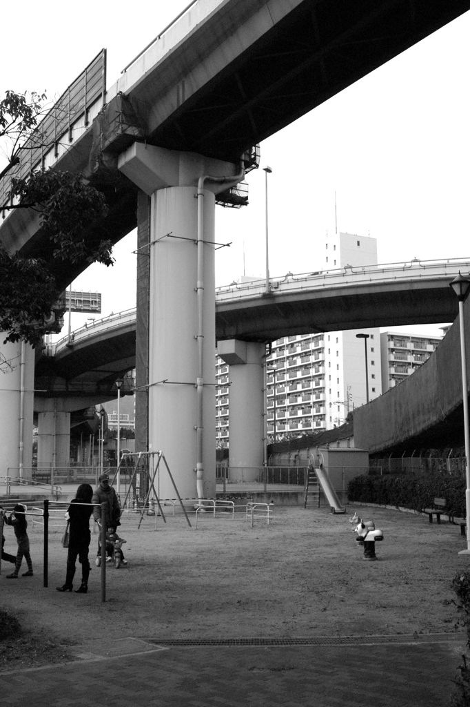 高速出口と公園