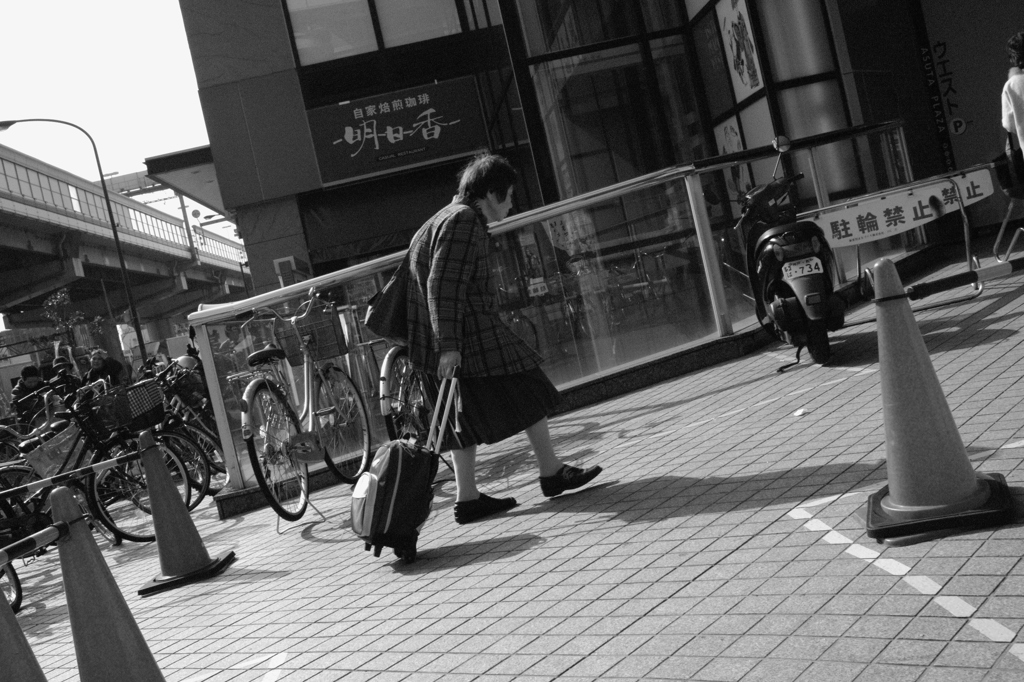 午後の光と歩く姿