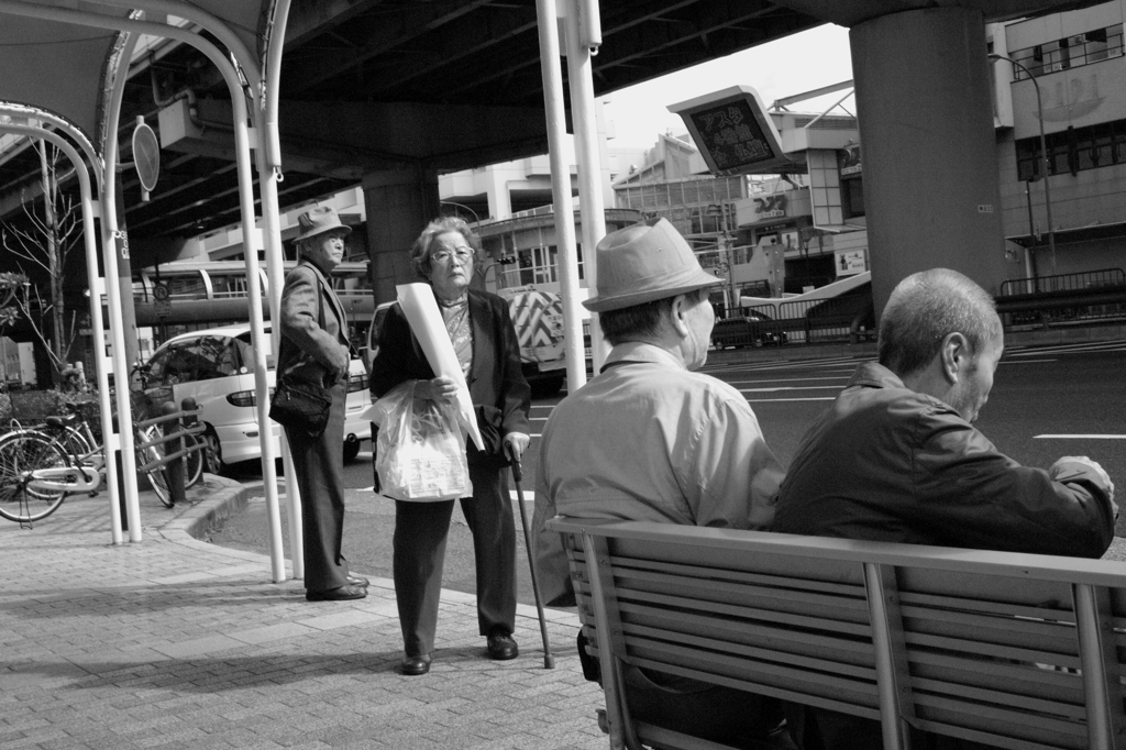 バスを待つ人々