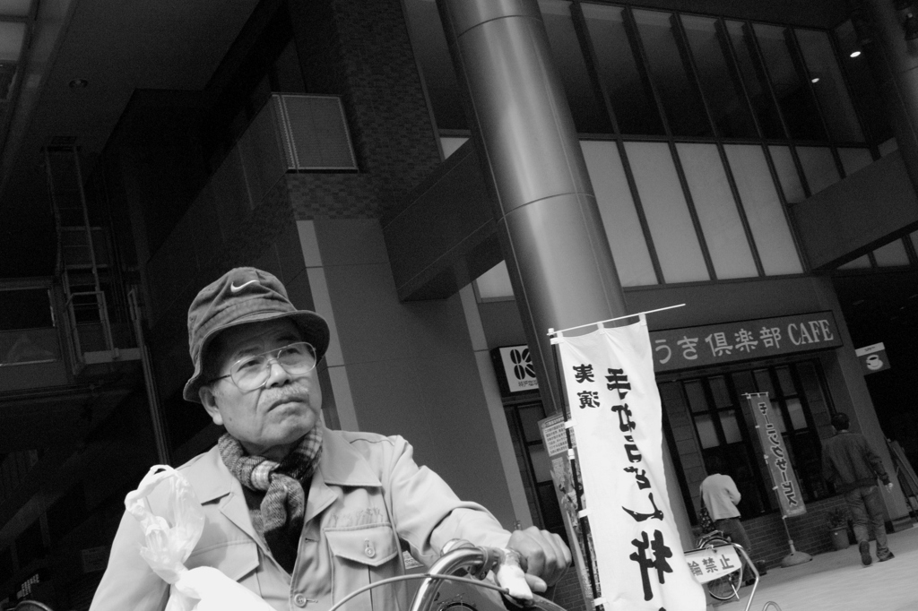 信号待ち　自転車のおじさん