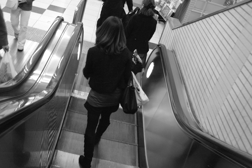 エスカレーターと女