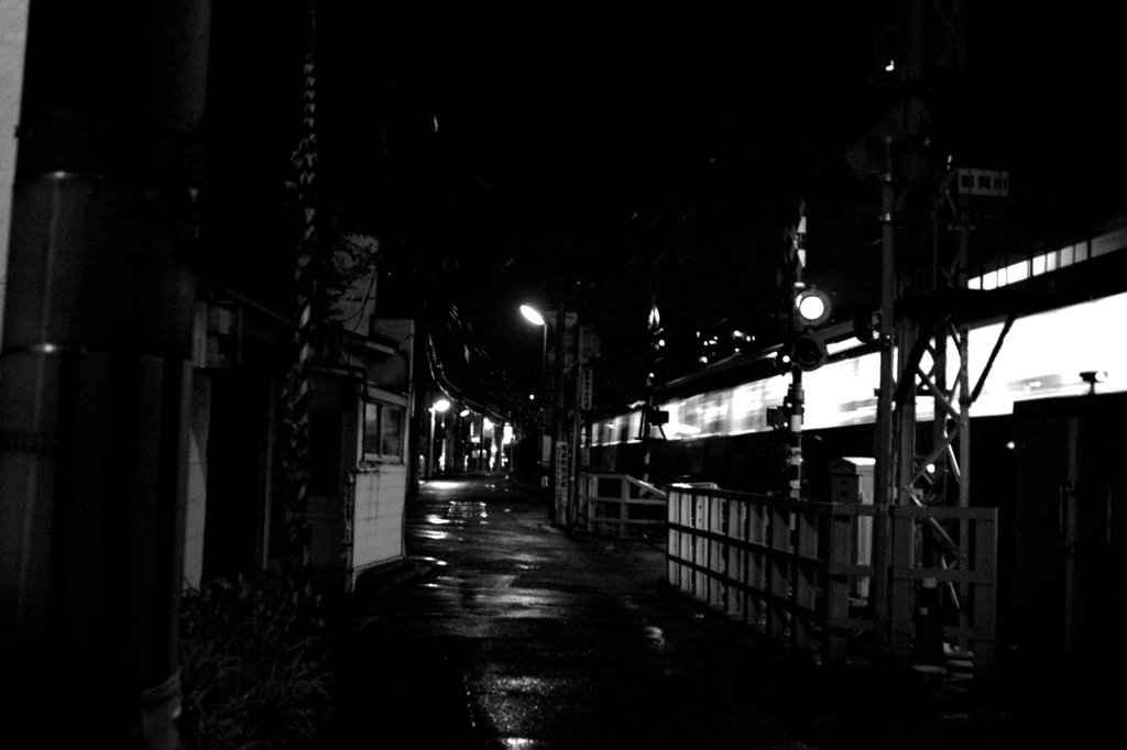 雨の踏み切りの風景