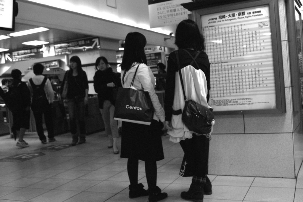駅の二人