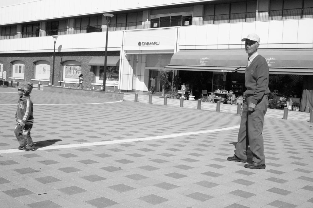 鉄人前　祖父と孫