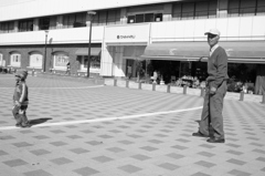 鉄人前　祖父と孫