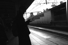 ホームの携帯女子高生