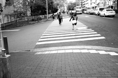 歩く三人の後姿