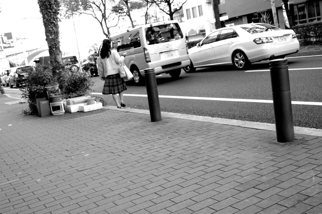 横断禁止道路を横断しようとする女性