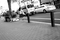 横断禁止道路を横断しようとする女性