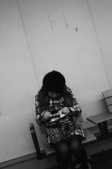 何かを一生懸命に見入る