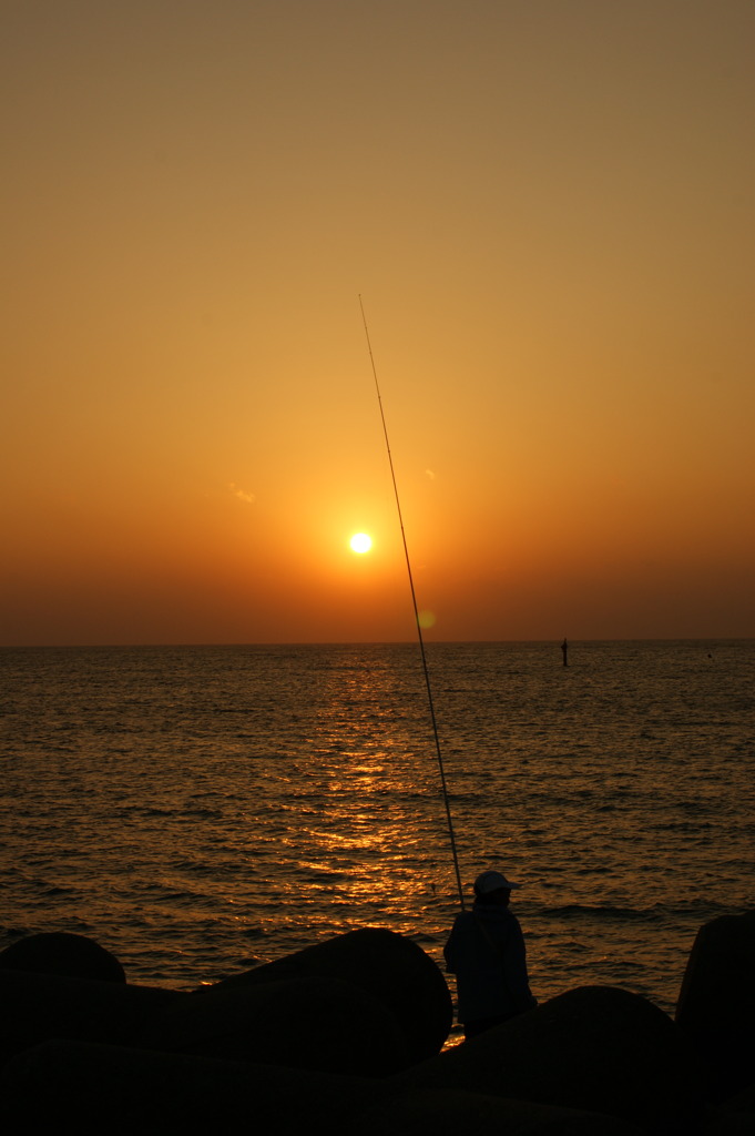 夕日を釣る人。