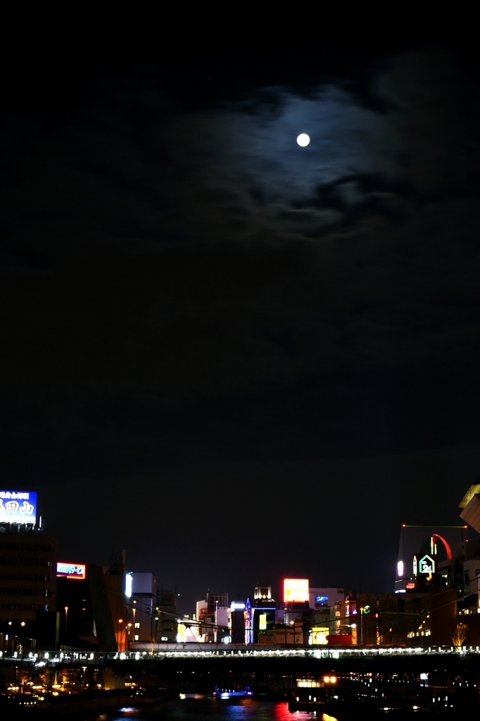 月あかり。街あかり。