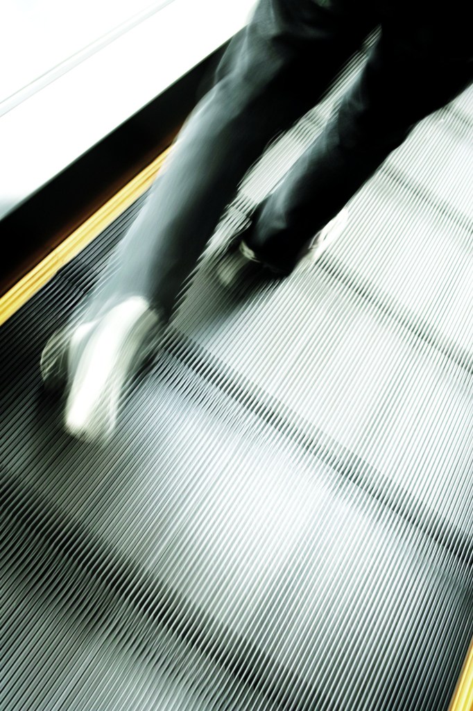 歩く歩道を歩く人