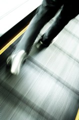 歩く歩道を歩く人