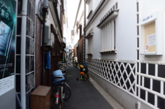その路地の奥は。