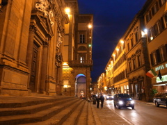フィレンツェ　夕暮れ後の街角