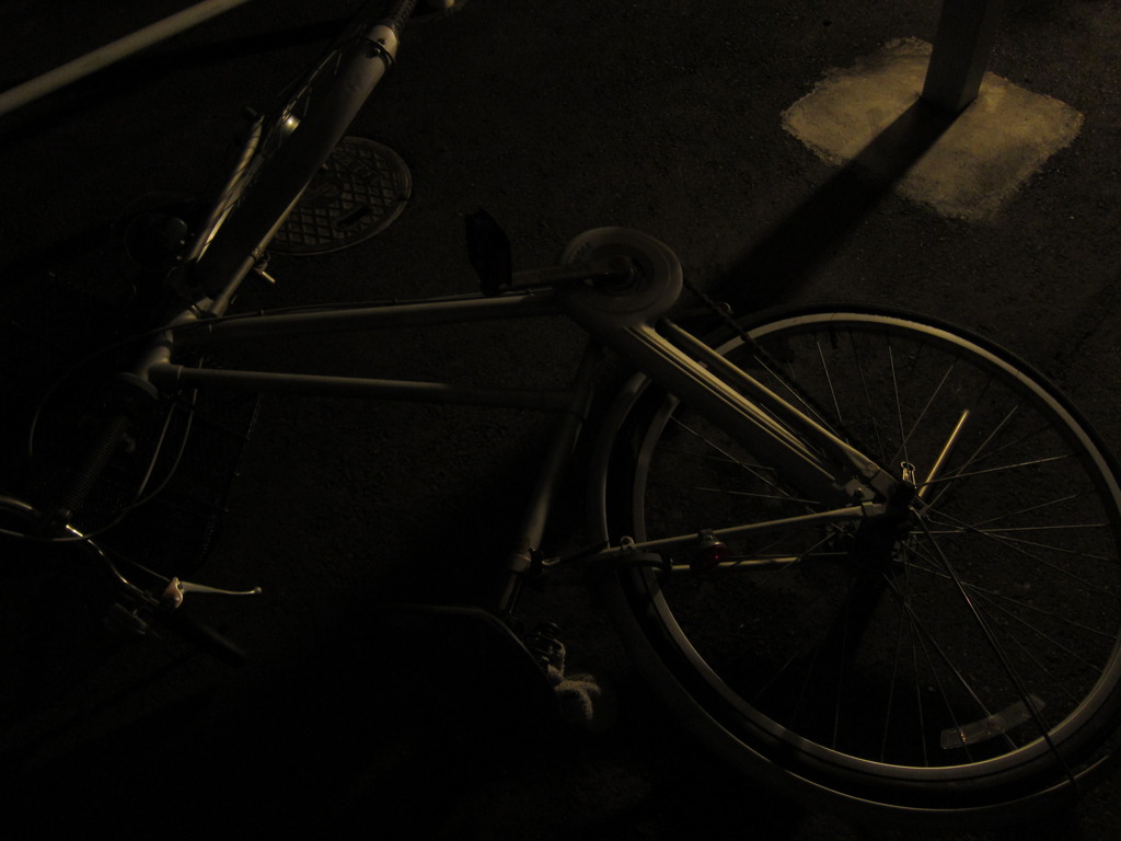 真冬の深夜の自転車置き場