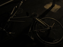 真冬の深夜の自転車置き場