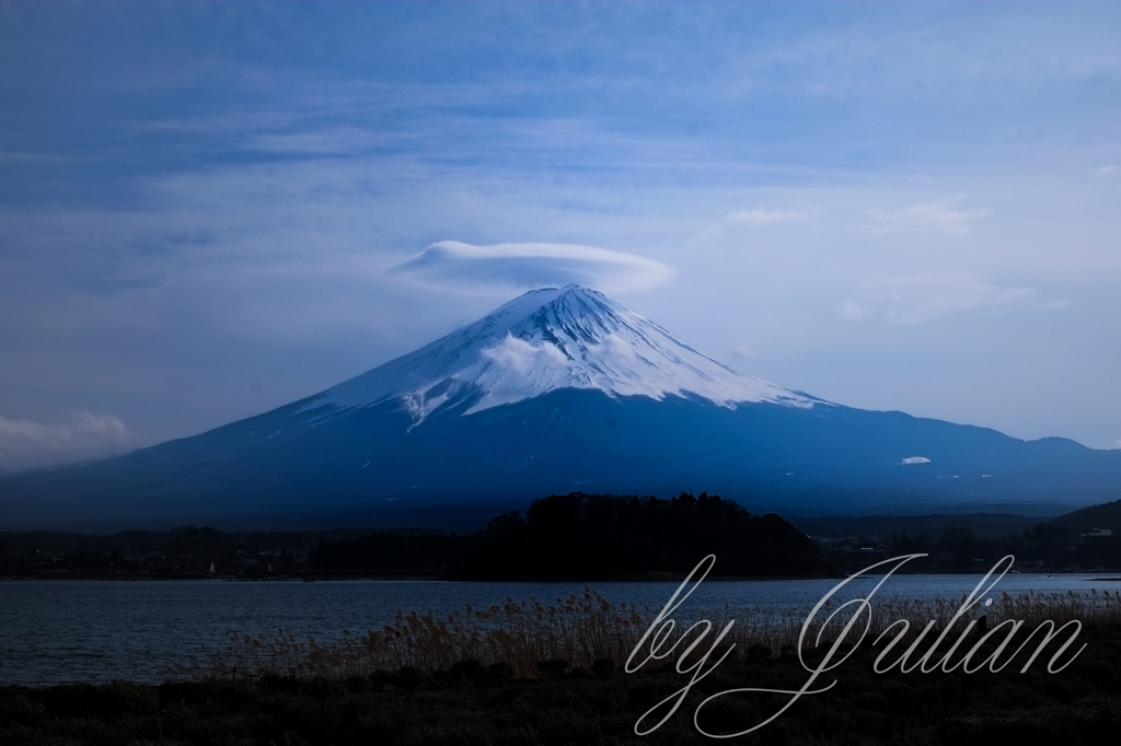 富士と傘雲　河口湖にて