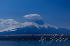 富士と傘雲　山中湖にて