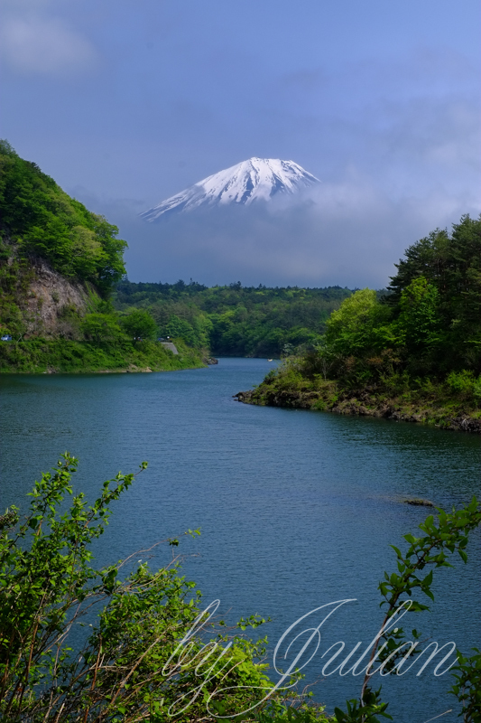 精進湖と富士山