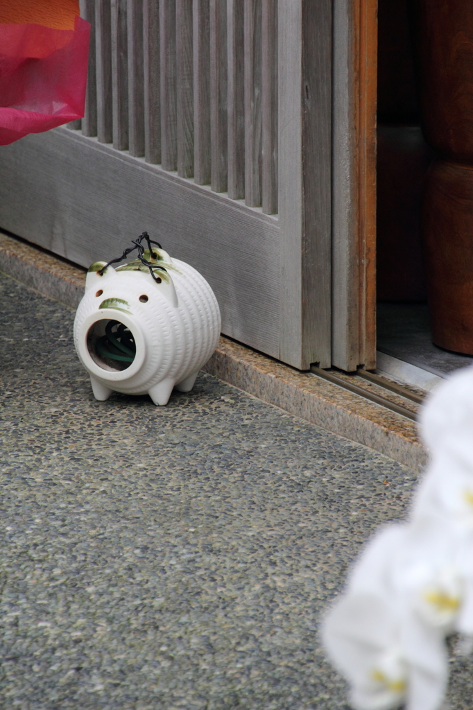 玄関先の蚊取り豚