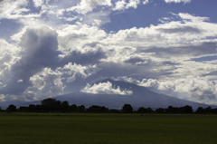 雲と岩木山