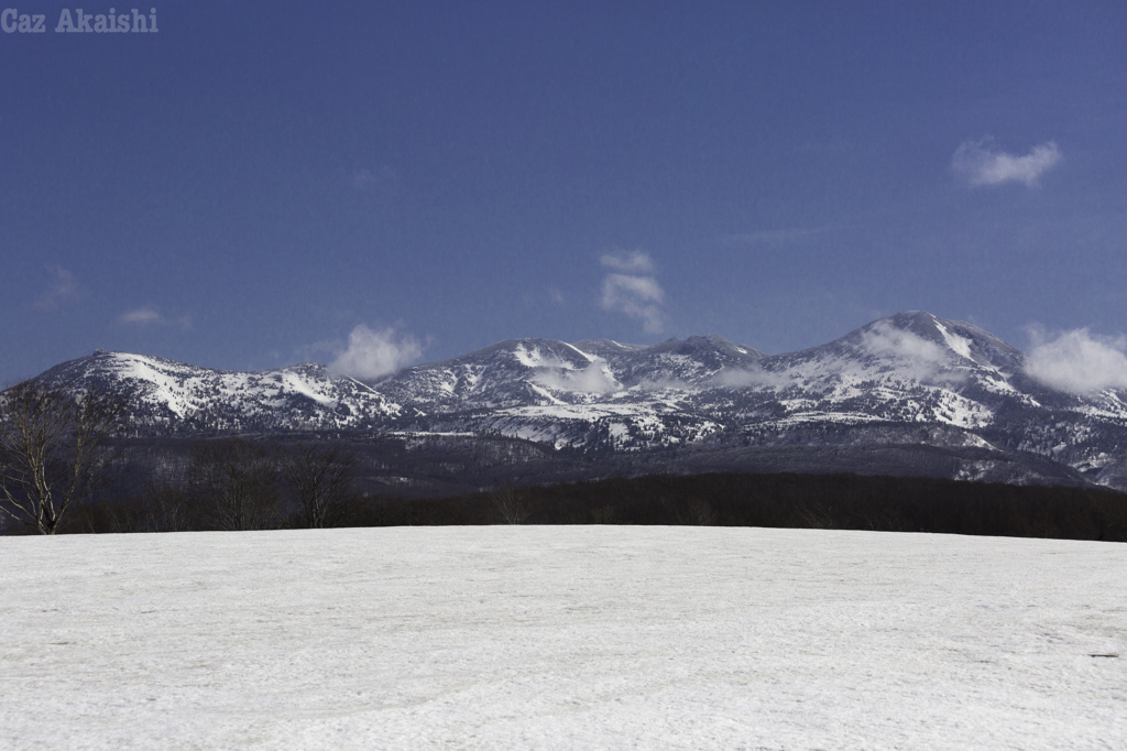 残雪と八甲田連峰